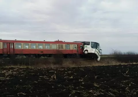 Autocar lovit de tren în județul Timiș. Mai mulți pasageri au fost răniți