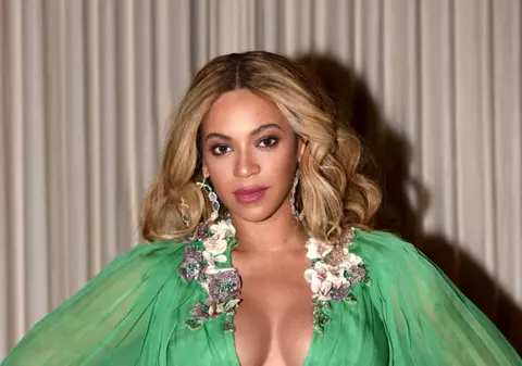 Beyonce își etalează burtica. Cântăreața însărcinată cu gemeni, protagonista unei ședinte foto provocatoare | FOTO