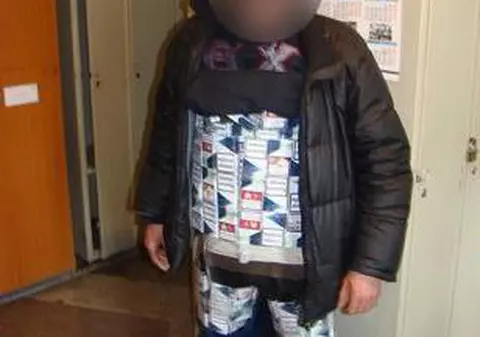 Un contrabandist și-a făcut o ”haină” din pachete de țigări. A fost prins de polițiștii de frontieră din Suceava