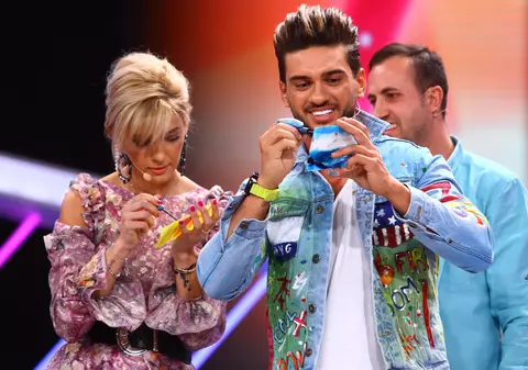 Dorian Popa învață să picteze cu degetul pe sticlă