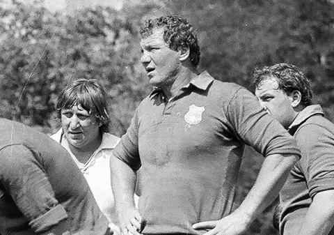 Fostul internațional Marin Ionescu reface povestea unui joc puțin cunoscut: meciul de caritate de rugby din Franța pentru victimele cutremurului din 1977: ”Băcioiu scăpase de cutremur, dar era să moară pe teren!”