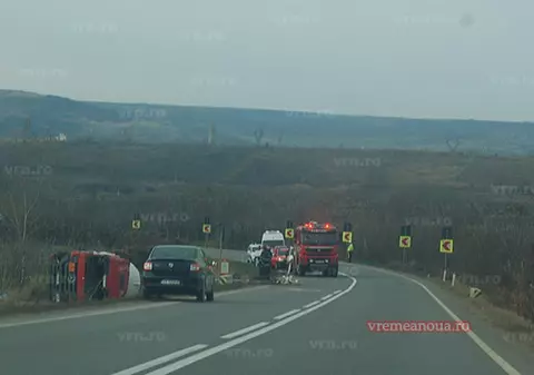 O cisternă încărcată cu 32 de tone de motorină s-a răsturnat în apropiere de Huși. Pompierii au intervenit în zonă