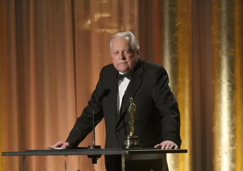A murit actorul și criticul de film Robert Osborne