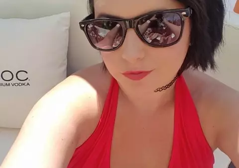 Ziua este soție de polițist, iar noaptea este prostituată și actriță porno