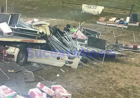 Un camion s-a răsturnat pe un drum din județul Suceava. Șoferul a scăpat cu viață ca prin minune