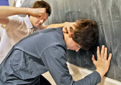 Un profesor de sport a lovit un elev. A mai fost suspendat pentru violență