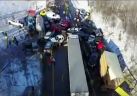 Accident cu 32 de mașini pe o autostradă din SUA. Un om a murit și alți 20 au fost răniți / VIDEO