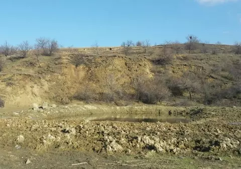 O alunecare de teren a afectat satul Izvoarele, județul Galați. O stână cu 250 de oi a fost deja evacuată