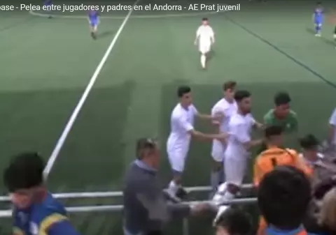 Scene incredibile la un meci de juniori. Tinerii fotbaliști au sărit la bătaie cu spectatorii | VIDEO