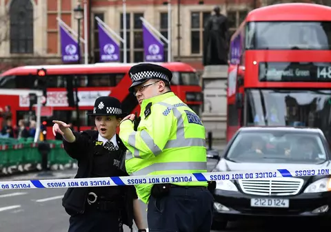 Podul Westminster din Londra a fost evacuat, după o alarmă falsă. Polițiștii au verificat o mașină suspectă
