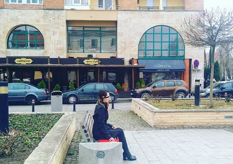 Verificări după ce o tânără legată la ochi a fost văzută în zone publice din Alba Iulia. S-a crezut că juca "Balena Albastră”