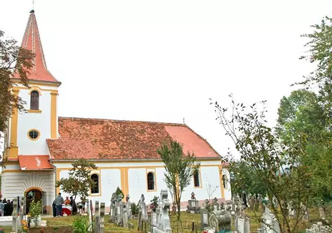O biserică din Sibiu e celebră datorită culorii unice. „Galbenul” de Fofeldea ascunde un secret nedeslușit