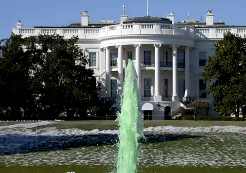 Alertă la Casa Albă. Un bărbat a fost arestat, după ce s-a apropiat cu un pachet suspect de un membru Secret Service