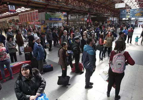 Angajații de la Revizia de Vagoane Grivița au oprit voluntar lucrul. Trenurile pleacă din Gara de Nord cu întârzieri