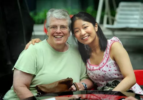 O tânără de origine chineză, care își caută părinții biologici, a fost revendicată de 50 de familii