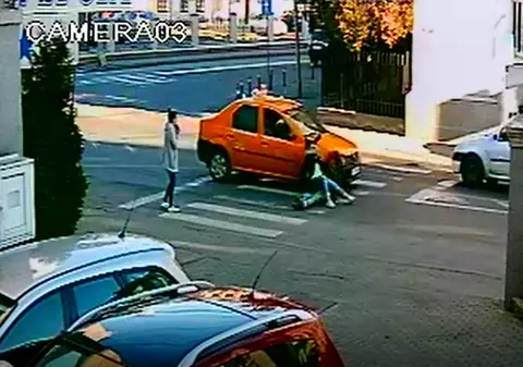 Eleve accidentate pe trecerea de pietoni la Craiova