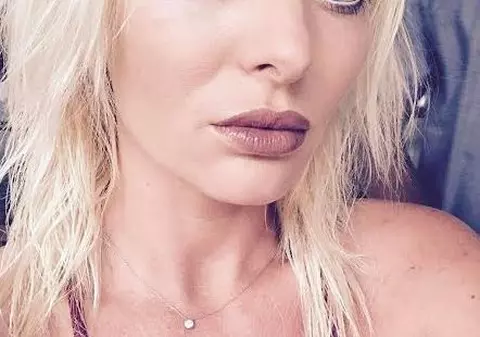 EXCLUSIV/ Ce cară Delia în bagajele de vacanță de zeci de kilograme. Și-a dus perucile în mijlocul oceanului