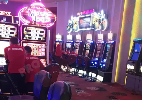 Fotbaliștii dinamoviști s-au relaxat la ”păcănele” înaintea derby-ului cu Steaua din Cupa Ligii