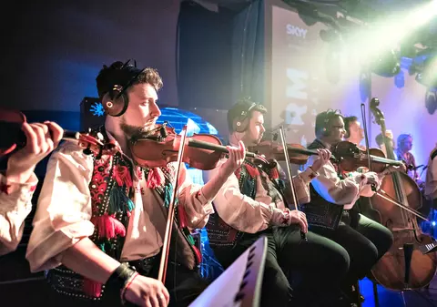 Rockerii de la Dirty Shirt în turneu cu 40 de instrumentiști ai Ansamblului Transilvania