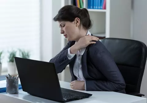 Problema corporatiștilor: durerea de spate. Exercițiul pe care îl poți face la birou pentru a scăpa de ea