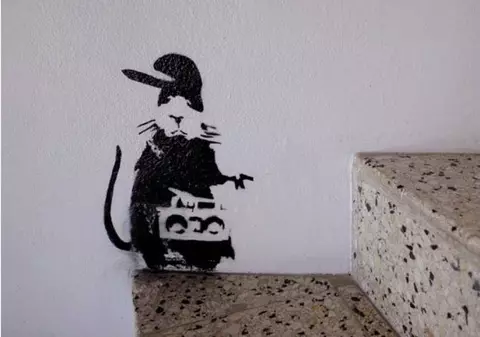 Niște muncitori au zugrăvit un graffiti al celebrului artist britanic Banksy, care valora peste 4 milioane de euro. Au crezut că e un perete vandalizat