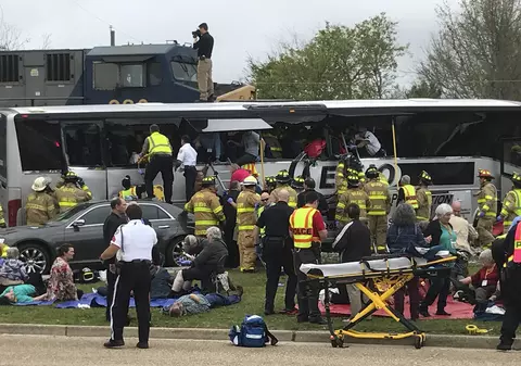 Un tren de marfă a lovit un autobuz, în statul american Mississippi. Patru morți și zeci de răniți