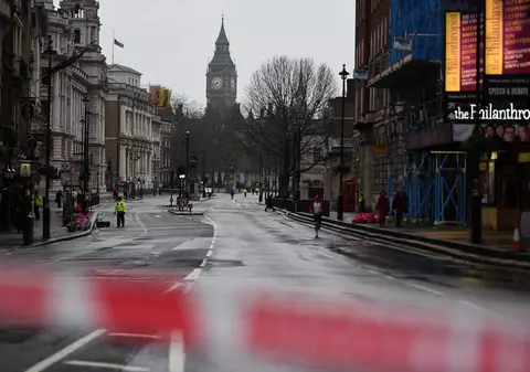 Operațiune antiteroristă în Marea Britanie. O tânără a fost împușcată și patru suspecți au fost arestați