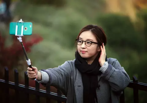 “Închiriază” un prieten pentru fotografii – oferta inedită a unei companii japoneze. Cât costă distracția