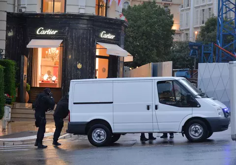 Jaf spectaculos în Monte Carlo | Hoții au incendiat o mașină să distragă atenția polițiștilor și apoi au dat spargere la un magazin de bijuterii
