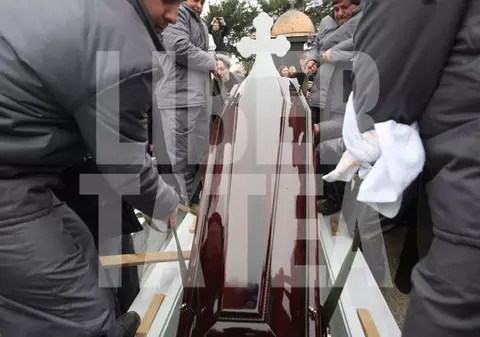 Mormântul Ilenei Ciuculete a fost acoperit cu flori. Ce au făcut oamenii după ce familia s-a retras