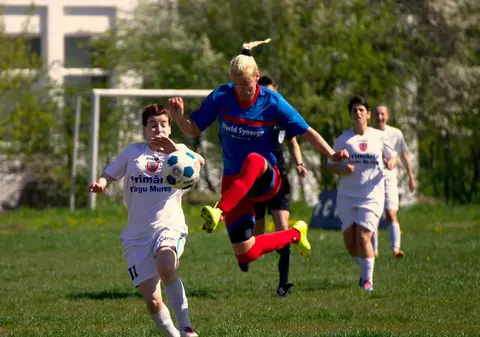 Ce fotbalistă avem! Nina Anca face perfect stop pe piept! Și nu doar atât! | VIDEO