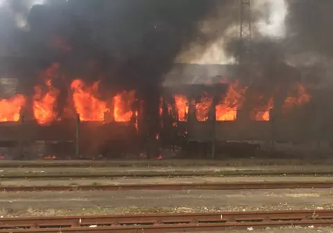 Incendiu la Gara de Nord din Timişoara. Mai multe vagoane au fost cuprinse de flăcări