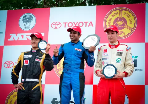 Pilotul indian Ashwin Sundar a murit într-un teribil accident. Mașina sa a lovit un pom și a luat foc. Sportivul și soția lui au murit carbonizați | VIDEO