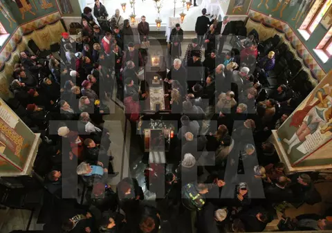 VIDEO și FOTO EXCLUSIV / Ileana Ciuculete a fost înmormântată. Cântăreața de muzică populară a fost condusă pe ultimul drum de sute de persoane