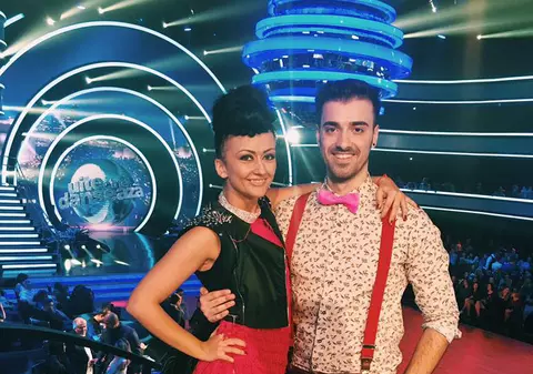 FOTO EXCLUSIV/ Liviu Teodorescu este răsfățat de iubita lui. L-a copleșit cu îmbrățișări și sărutări