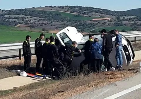 Jucătorii unei echipe din Spania s-au oprit ca să ajute niște oameni răniți în accident. Ce le-a făcut apoi arbitrul întrece orice imaginație