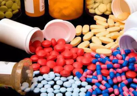 Românii iau medicamente ”după ureche”, la ”recomandări” de pe internet, la sfatul prietenilor sau pentru că ”oricum le au în casă”