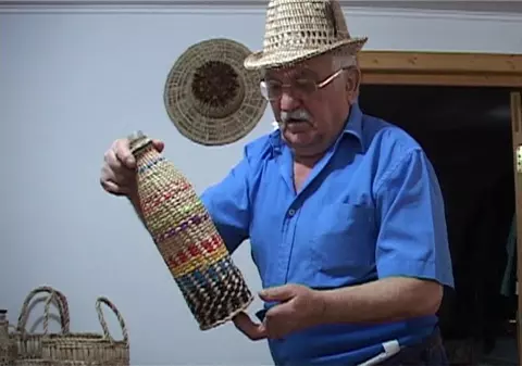 Meșterul din Vrancea care mai face din stuf coșuri, pălării și rogojini. Îi invață pe copiii din sat arta artizanală