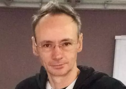 Ce i-a crescut părul lui Mihai Albu după implant. Cum arată designerul