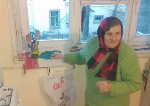 Doarme pe un pat improvizat din scaune într-o cameră neîncălzită. Chinul unei bătrâne de 80 de ani din Câmpina, răpusă de sărăcie