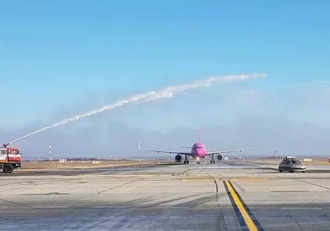 Surpriză, pe aeroportul din Timișoara, pentru un pilot care iese la pensie VIDEO