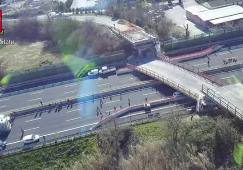 UPDATE / Trei români au fost răniți după ce un pod s-a prăbușit peste o autostradă, în Italia
