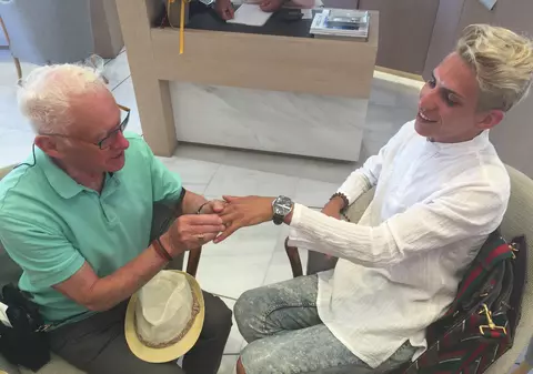 Un român de 24 de ani se va căsători cu un fost preot care ar putea să-i fie bunic. L-a adus să-i cunoască... părinții!