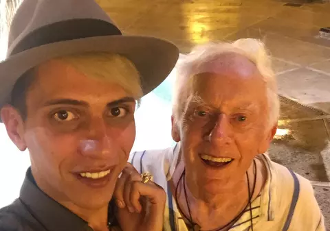 Un român de 24 de ani s-a căsătorit cu iubitul său, un fost preot englez cu 54 de ani mai mare. “Este o zi specială”