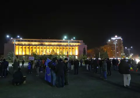 Zeci de persoane s-au strâns în Piața Victoriei împotriva adoptării unei legi a grațierii. Jandarmeria spune că protestul este neautorizat