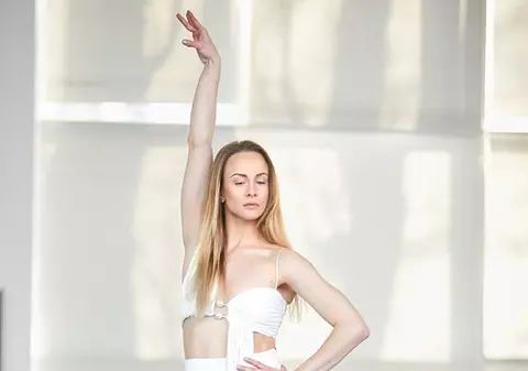 Sandra Izbaşa, în rolul unei femei fatale, misterioase