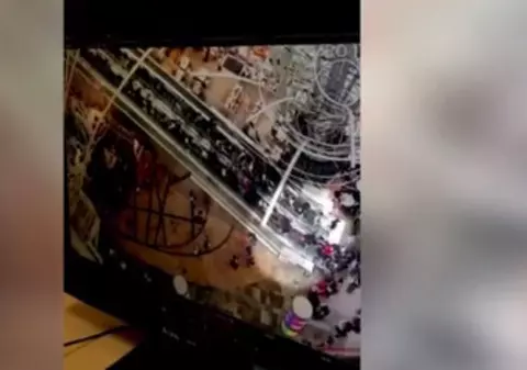 Incident grav într-un centru comercial. 17 oameni au fost răniți după ce scările rulante și-au schimbat sensul de mers | VIDEO