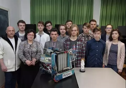 Deputații au votat ca elevii olimpici şi profesorii care îi pregătesc să poată fi premiaţi de autorităţile locale