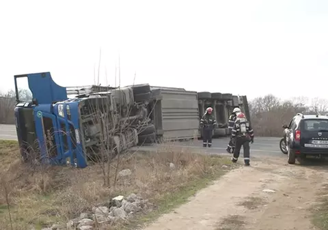 Un TIR încărcat cu frigidere s-a răsturnat pe şosea, în Timiș. Circulația a fost blocată