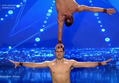 Duo Vladimir, trupa care a șocat audiența cu un balance cu cuțite la Românii au talent! “Mihaela respiră” | VIDEO